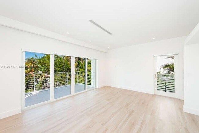 Building Photo - 1325 Bay Dr