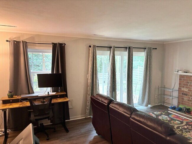 Building Photo - Close to Stonefield Shopping, UVA and walk...