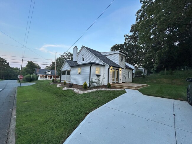 Building Photo - Available Soon! Ardmore WS, 4 Bedroom, 3 F...