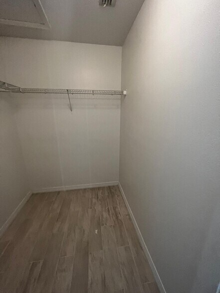 Walk in closet - 1662 Buckeye Falls Way