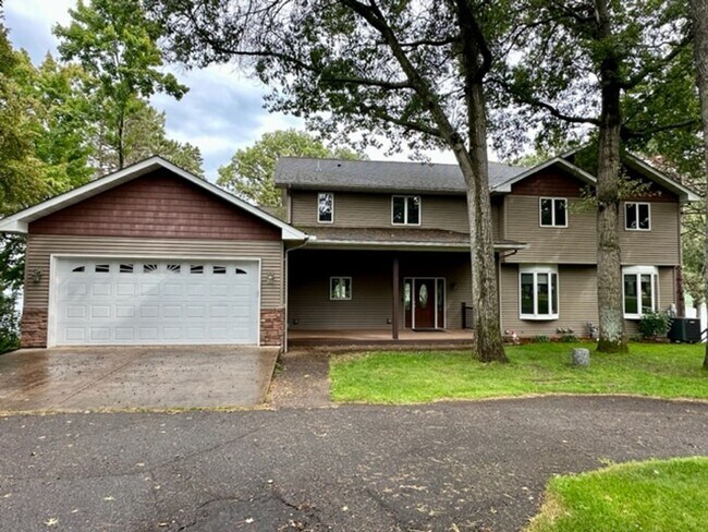 Primary Photo - 6 bedroom, 4.5 bath Whitefish chain, 12 mo...