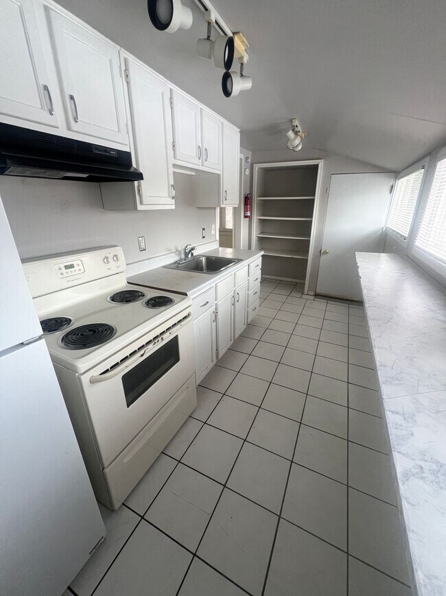 Building Photo - 1257 E Fremont St