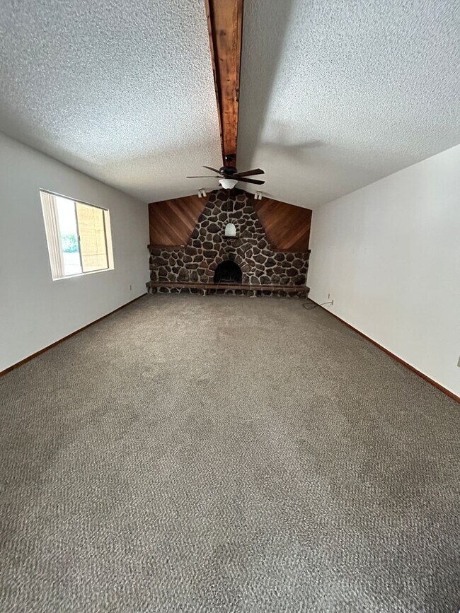 Building Photo - Great Unfurnished home!