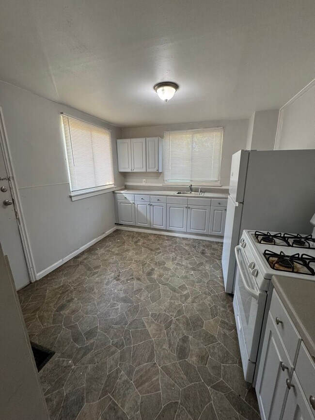 Building Photo - 4 Bedroom 1 Bathroom in Fineview!