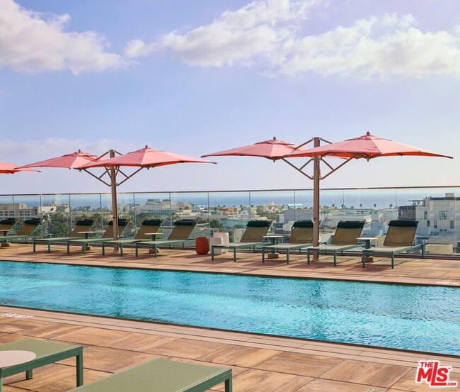 Building Photo - 700 Broadway