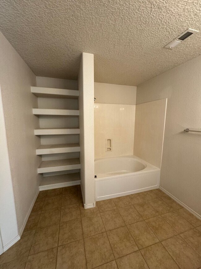 Building Photo - Great 3 bed, 2 bath, home in Huning Ranch!