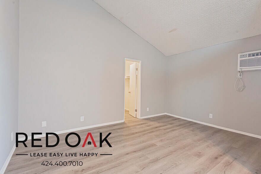 Building Photo - 8614 Woodley Ave