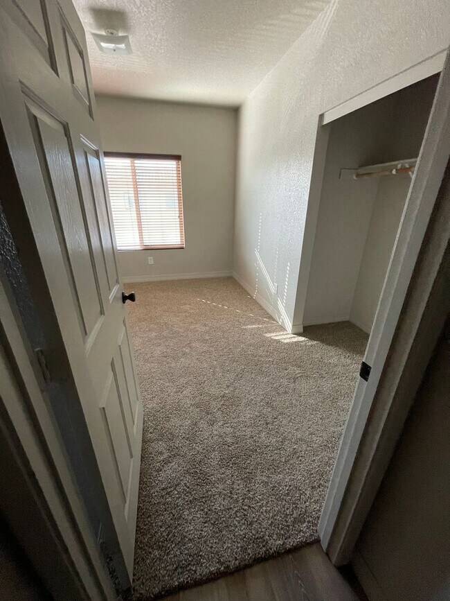 Building Photo - Eldorado Condo available for Rent!