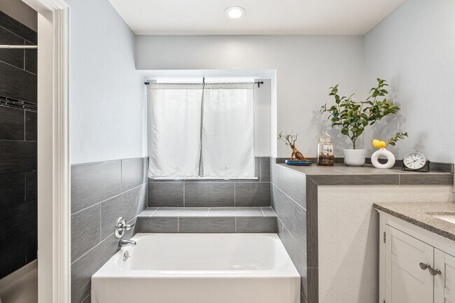 Building Photo - Spacious 3 Bedroom Townhouse-Style Condo N...