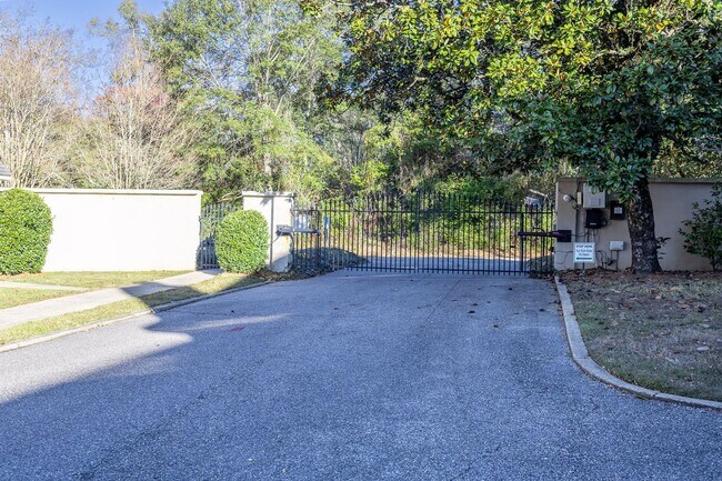 Building Photo - STUDENTS WELCOME! 3/2 Townhouse near USA! GATED! Students Welcome!