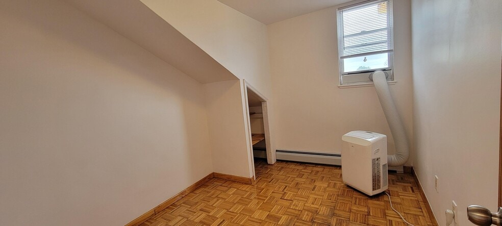 Building Photo - 712 5th St