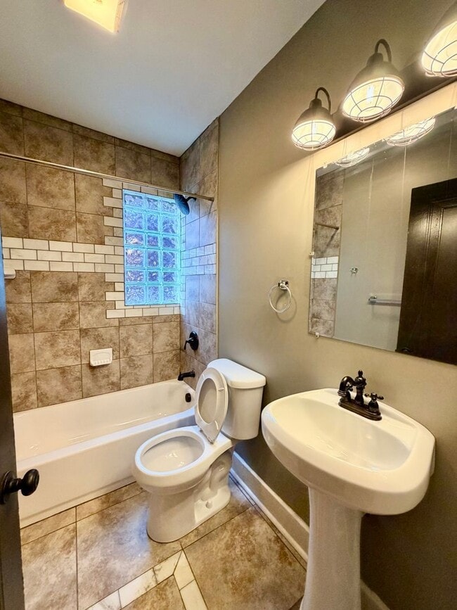 Building Photo - 5612 Beacon St