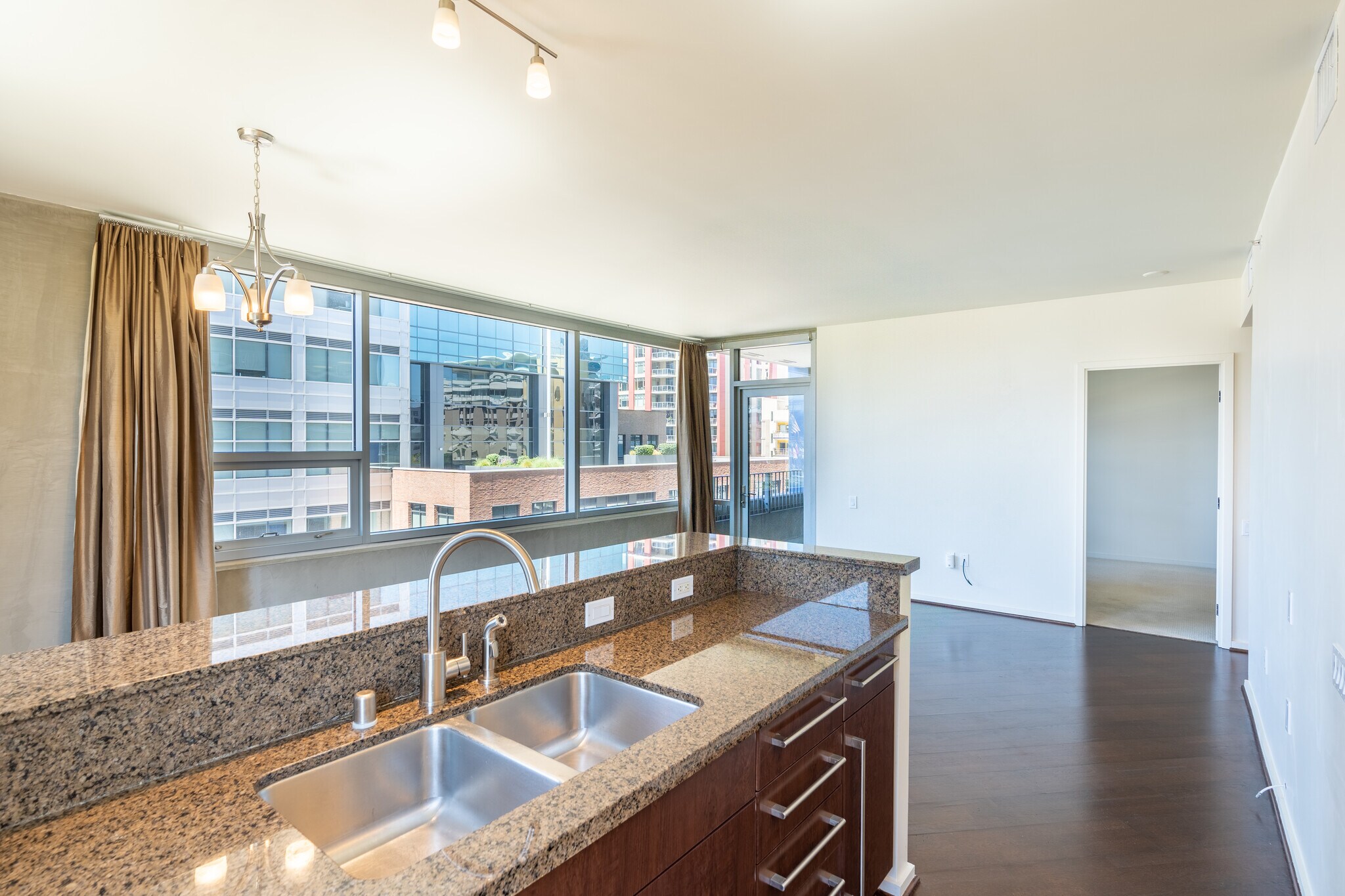 Building Photo - 321 10th Ave