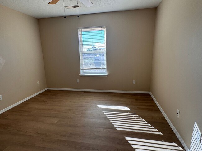 Building Photo - 3 Bedroom, 2 Bathroom Home in Tijeras, NM