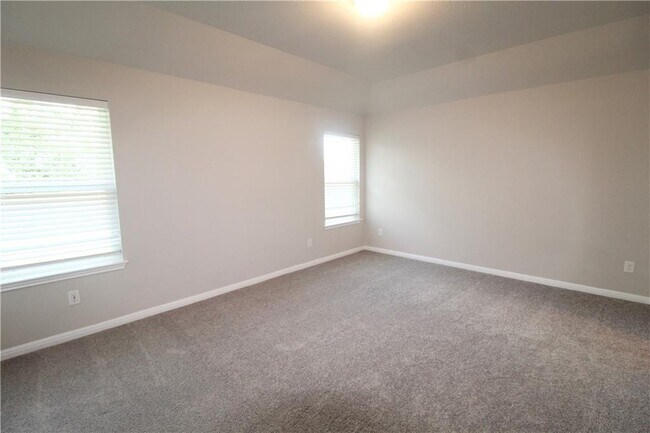 Building Photo - 307 Silver Glen Dr