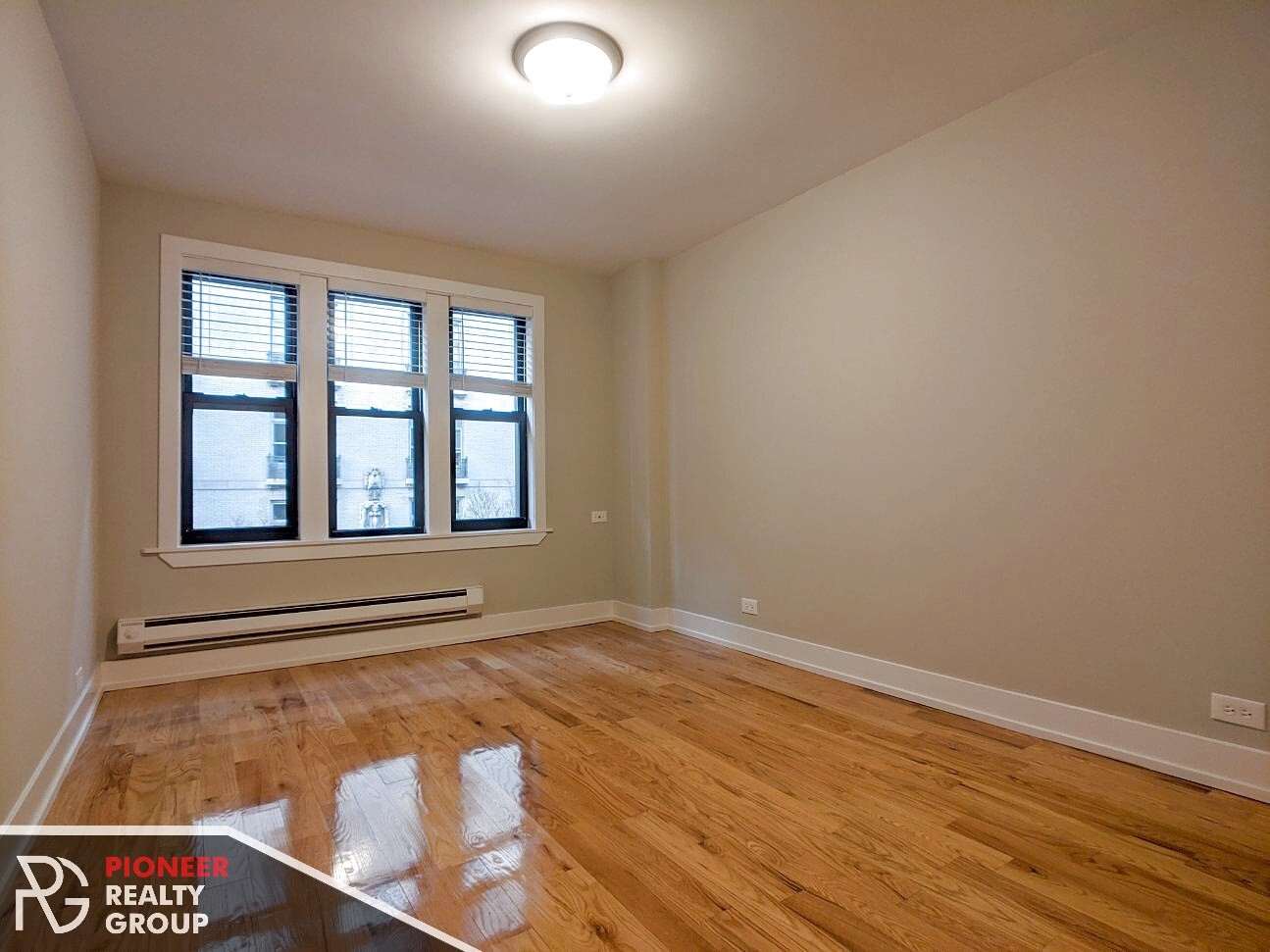 Building Photo - 429 W Roscoe St