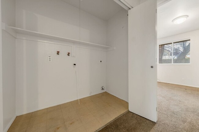 Building Photo - Murray Cul-de-sac Side by Side Duplex with New Carpet and Paint