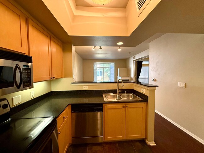 Building Photo - Spacious Bankers Hill Studio | In-Unit Laundry | A/C | Fireplace | Pool & Gym | 6-Month Lease