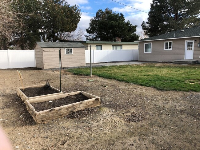 Building Photo - Cozy Home!!