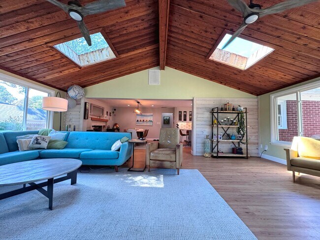 Building Photo - Lakefront Great Neck Home! 4/2.5 brick ranch in lovely Southern Point