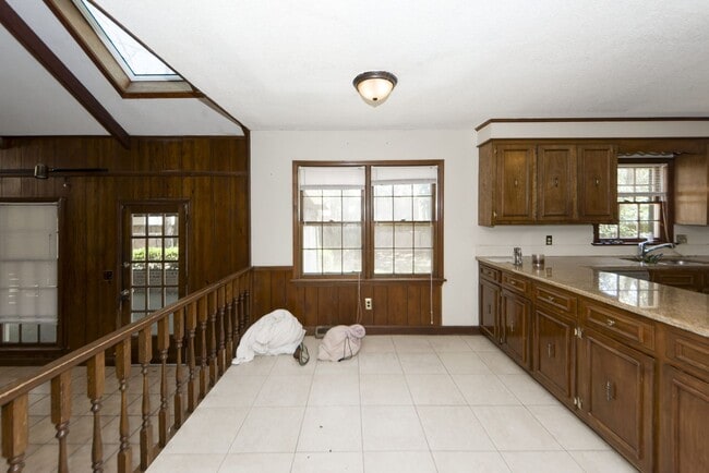 Building Photo - 5 Bedroom 3 Bath Home in Parkshore - Charl...