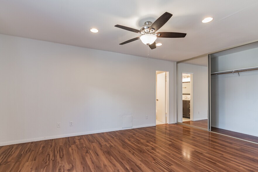 Master bedroom - Wall-to-Wall Closet - 851 Cypress Ave