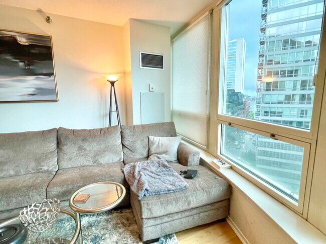 Building Photo - 600 N Kingsbury St