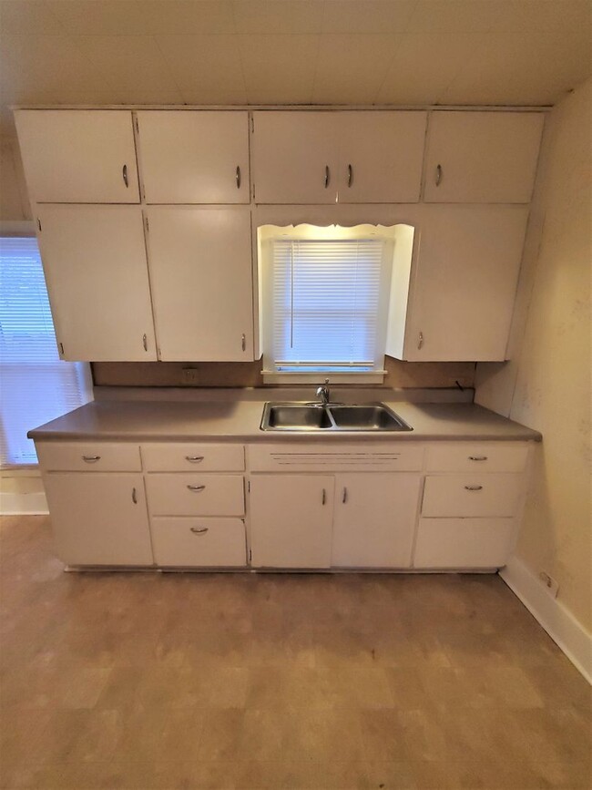 Building Photo - Cute 2 bedroom with garage & fence in back...