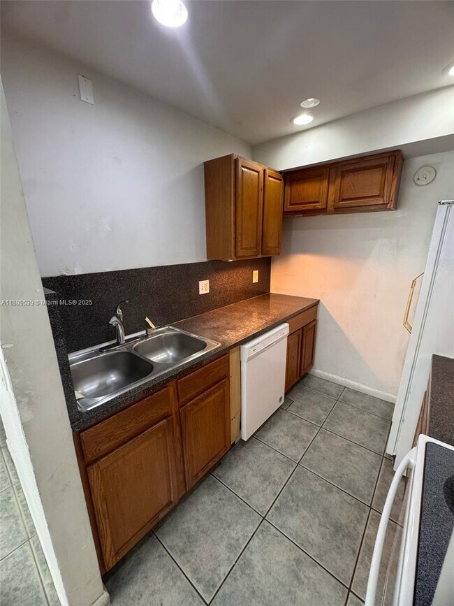 Building Photo - 2120 Sherwood Forest Blvd