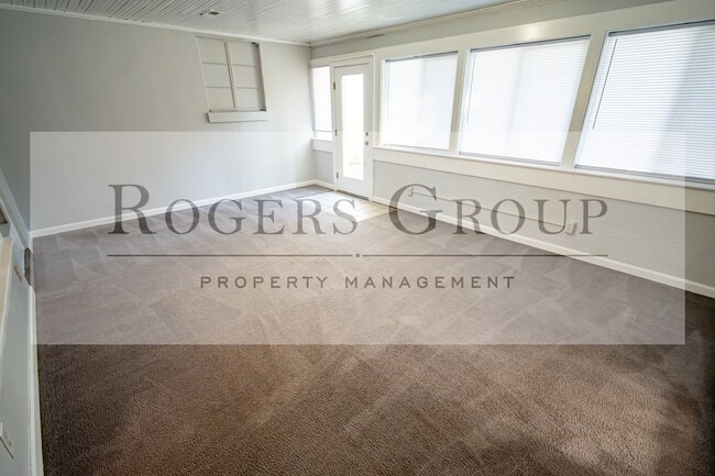 Building Photo - 305 White Oak Dr