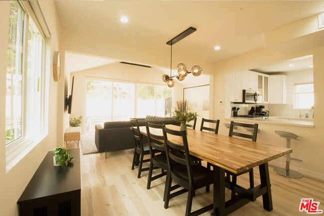 Building Photo - 9042 Phyllis Ave