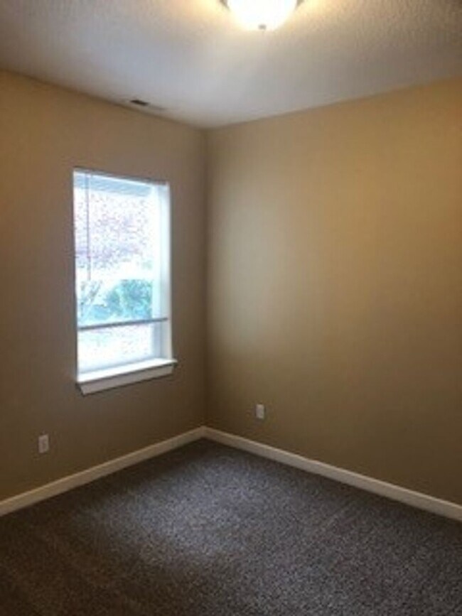 Building Photo - Three Bedroom Home in Albany