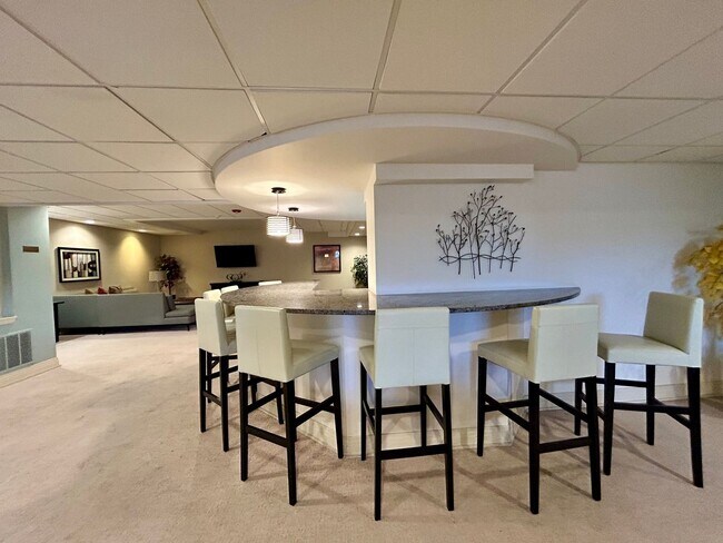 Building Photo - Beautiful 1-Bedroom Condo at Mountain Shadow Condominiums