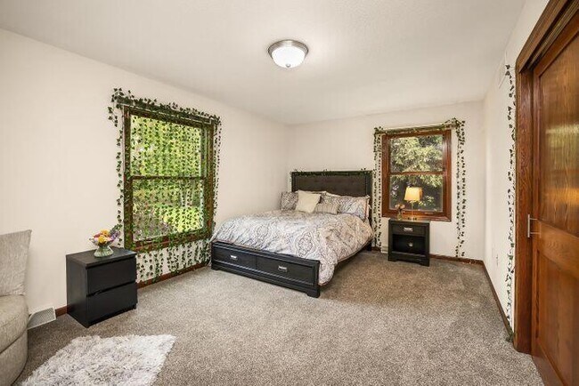 Building Photo - 12650 N Lake Shore Dr