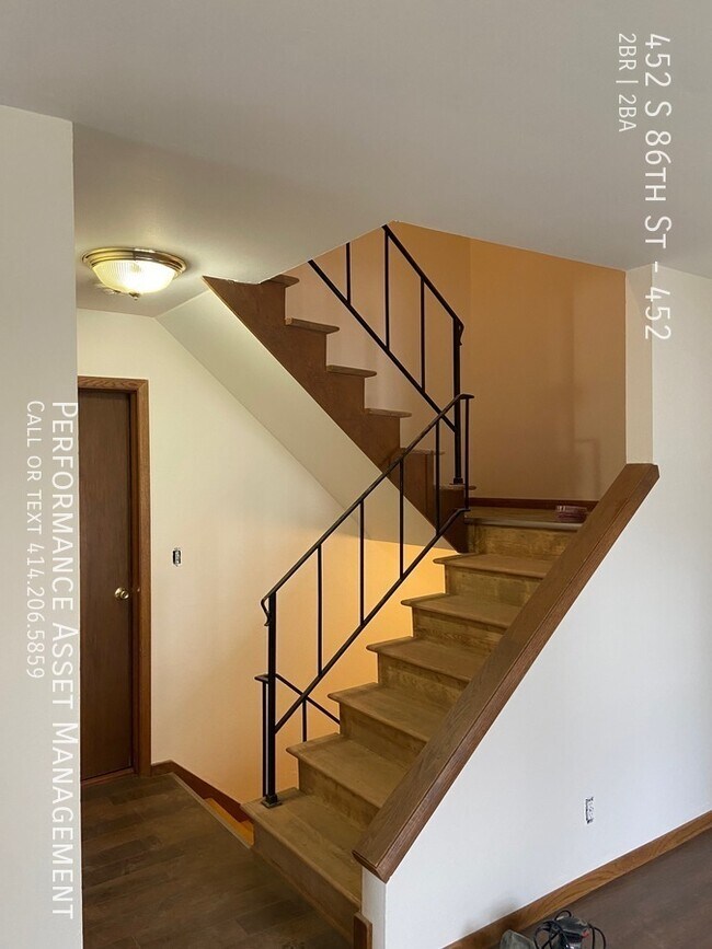 Building Photo - Charming 2 bed / 2bathTownhouse Apartment