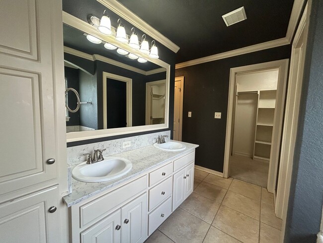 Building Photo - Stunning West Fayetteville Single Family Home