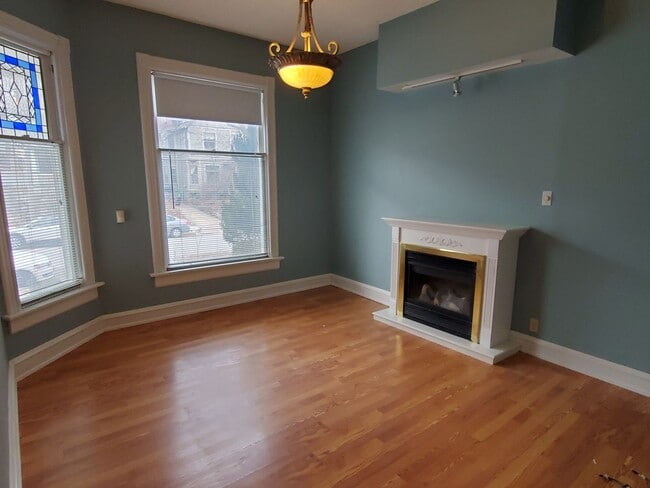 Building Photo - Historic eastside townhome