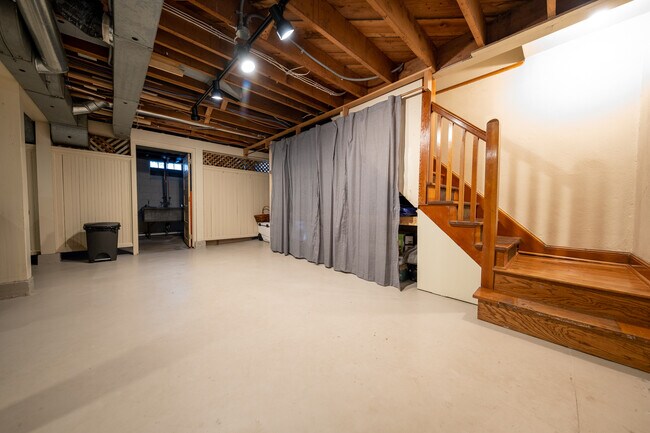 Building Photo - 2626 N Vincent Ave