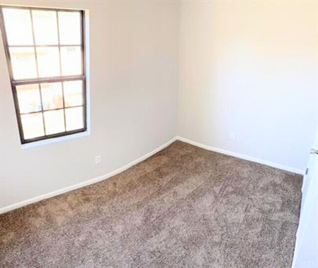 Building Photo - 3 Bedroom Townhome- Convenient Location!