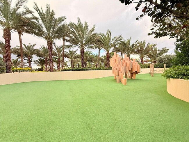 Building Photo - 300 South Pointe Dr