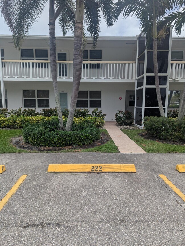 Building Photo - 222 Somerset L