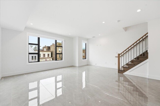 Building Photo - 290 Griffith St