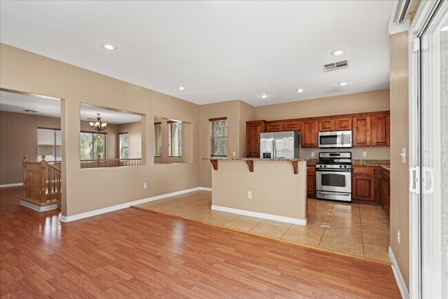 Building Photo - Spacious 3 bth Upstairs Plus Loft Bedroom, New Floors, New paint, No Carpet