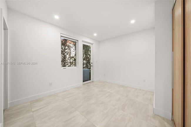 Building Photo - 3166 Royal Palm Ave