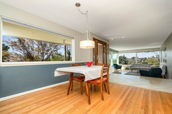 Building Photo - 3Bd/2.75Ba Seattle House