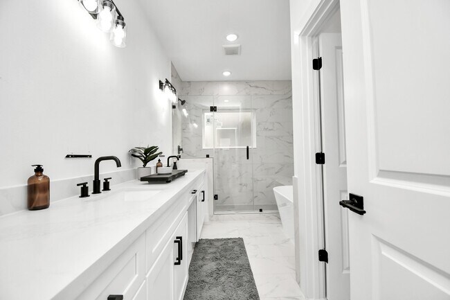 Building Photo - 4804 Elysian St