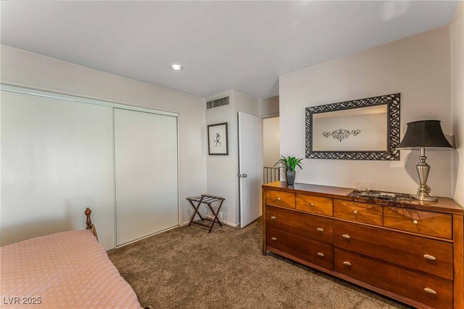 Building Photo - 1038 Tam O Shanter