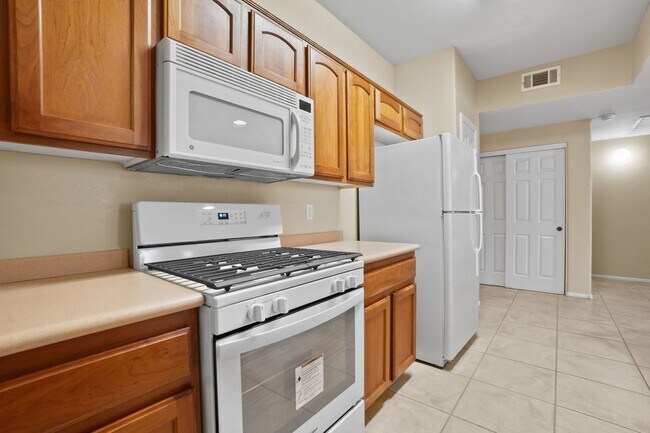 Building Photo - 2 Primary Bedrooms in a Gated Northwest Co...
