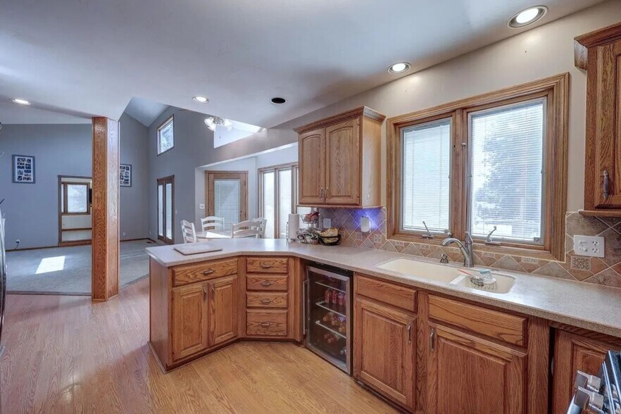 Building Photo - 3408 Lake Shore Dr