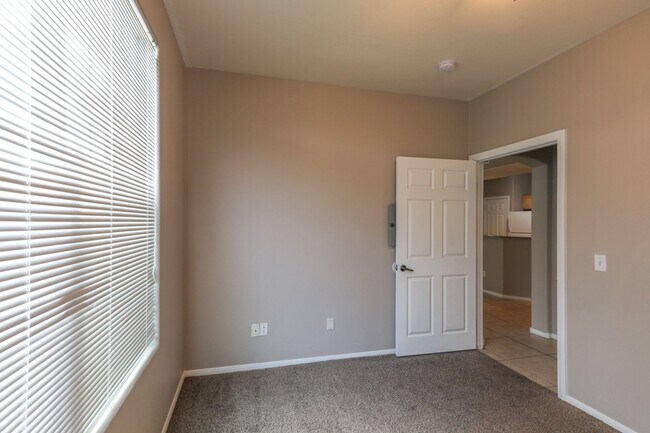 Building Photo - 3 Bedroom First Floor Condo Convenient To Nellis AFB